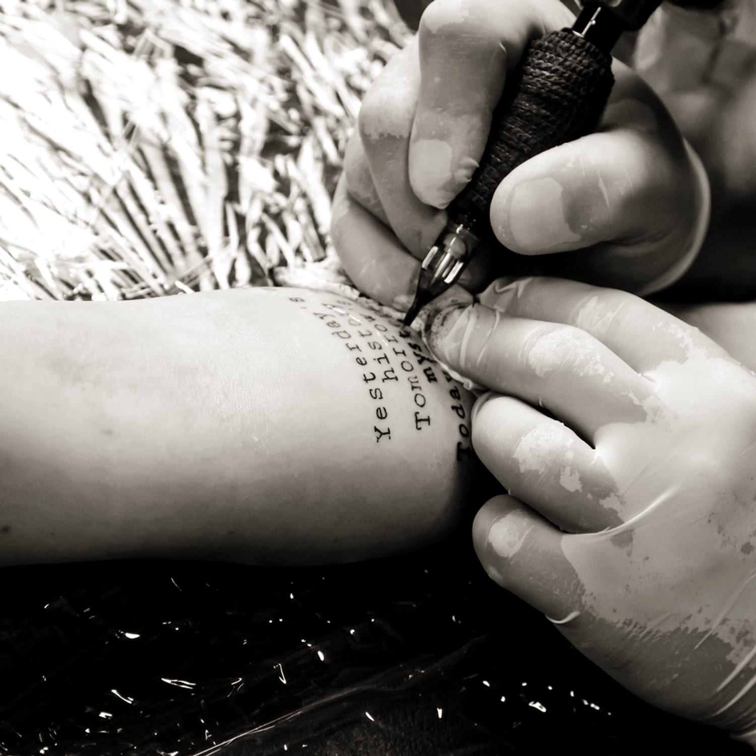 A mesma arte sendo tatuada, com a agulha na pele
